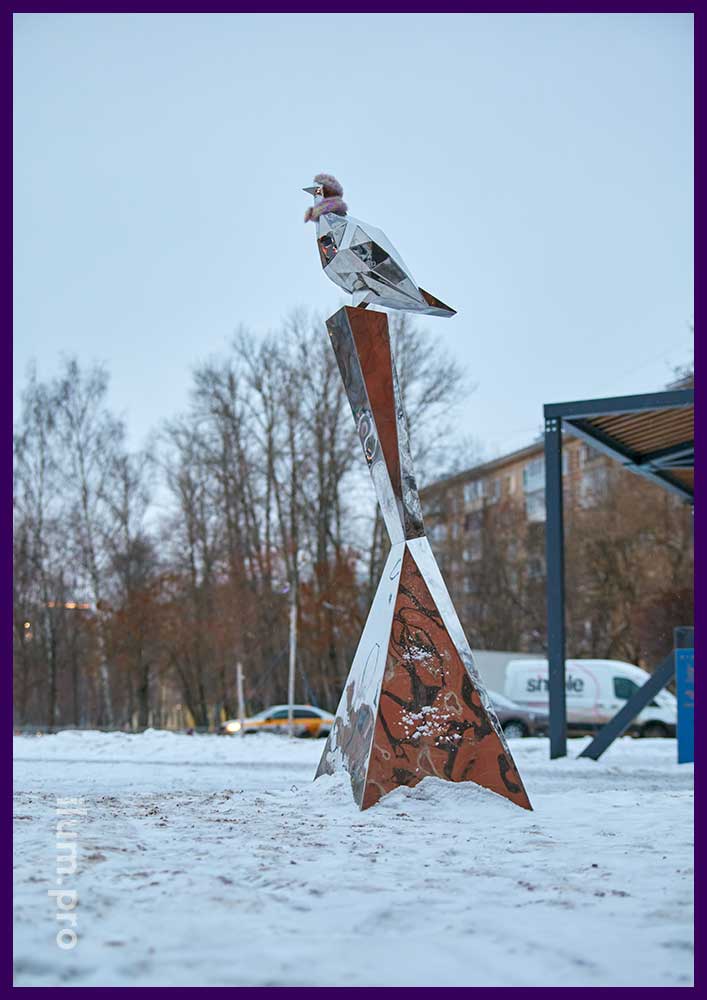 Полигональная скульптура в Свиблово - серебристый голубь из нержавеющей стали