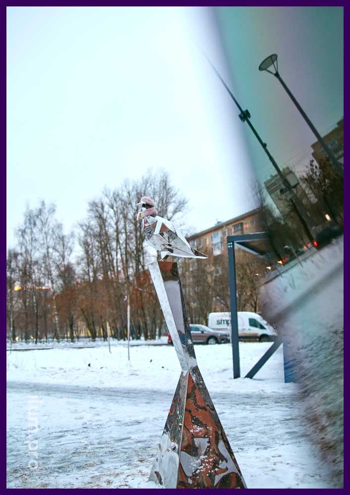 Зеркальная скульптура голубя с полированной поверхностью - металлический арт-объект в Москве