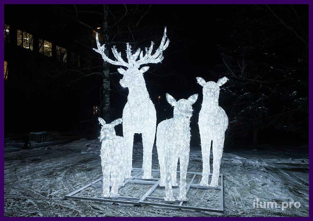 Уличные световые фигуры в форме семьи оленей белого цвета с гирляндами