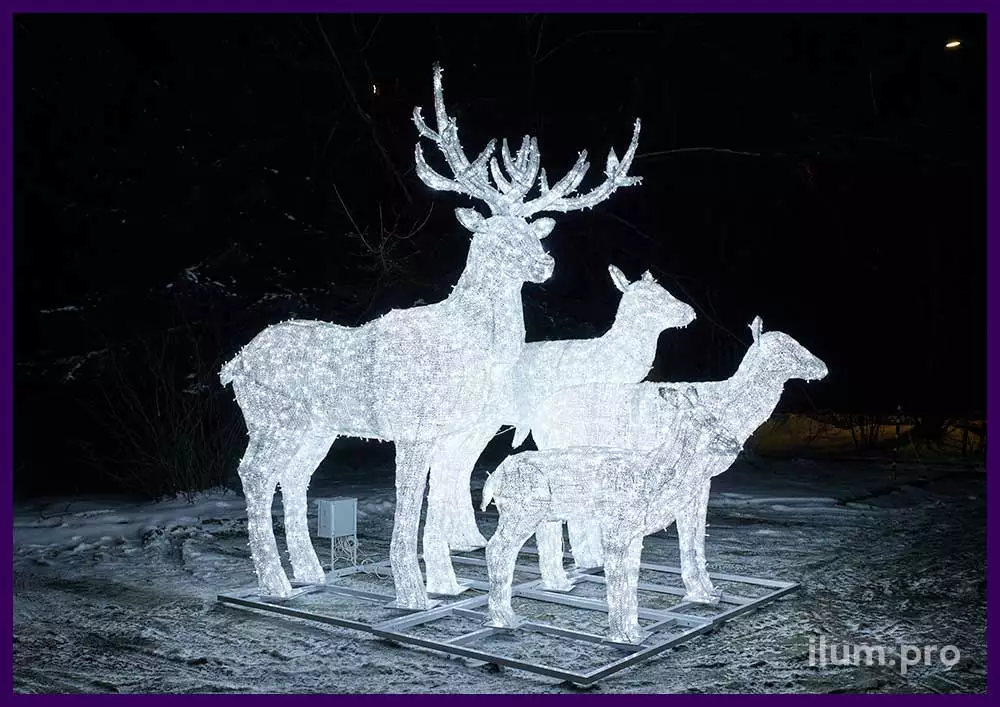 Белые олени из алюминиевого каркаса и светодиодной иллюминации с декоративной сеткой ПВХ