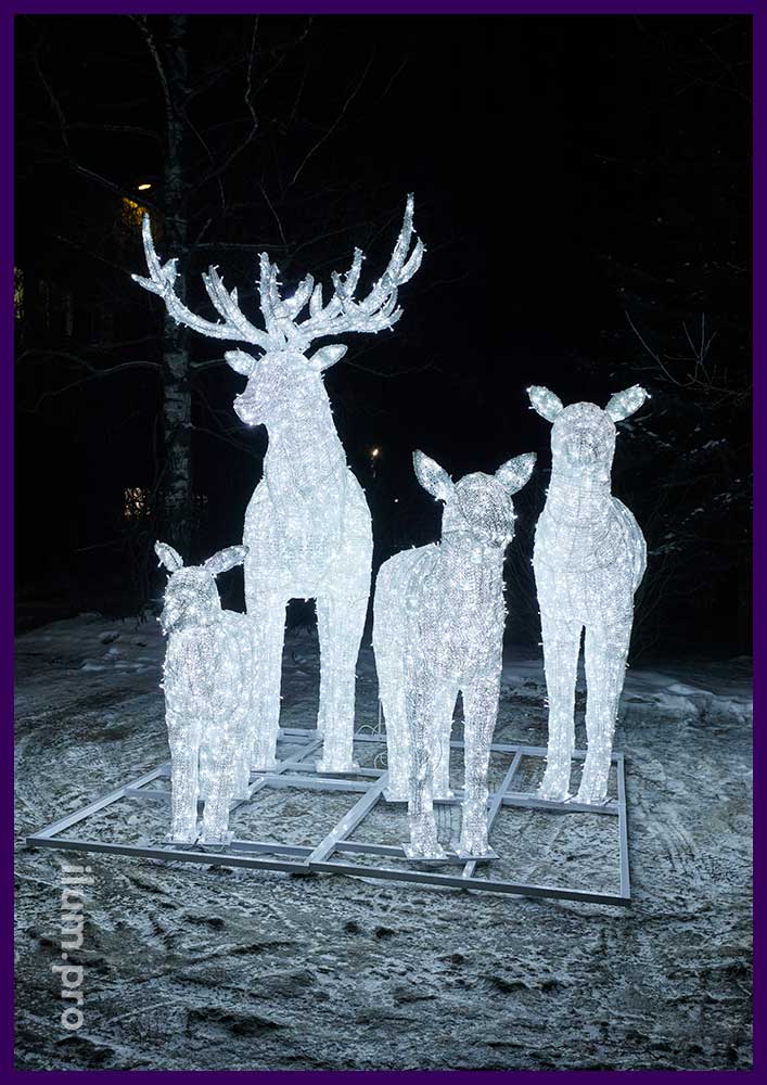 Светящиеся фигуры оленей - объёмные декорации на Новый год для парков и скверов