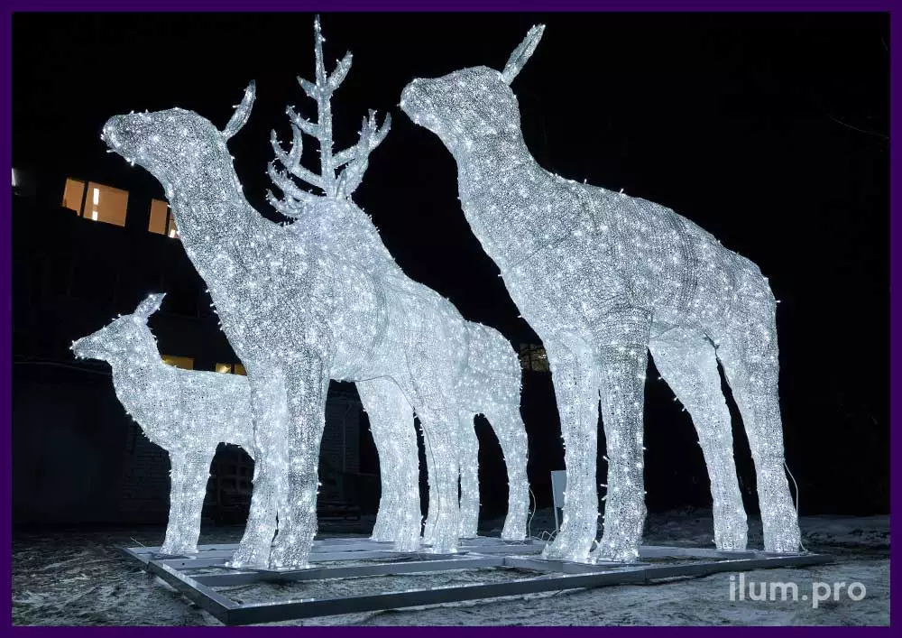 Белые фигуры оленей с подсветкой гирляндами, иллюминация с защитой от осадков и мороза
