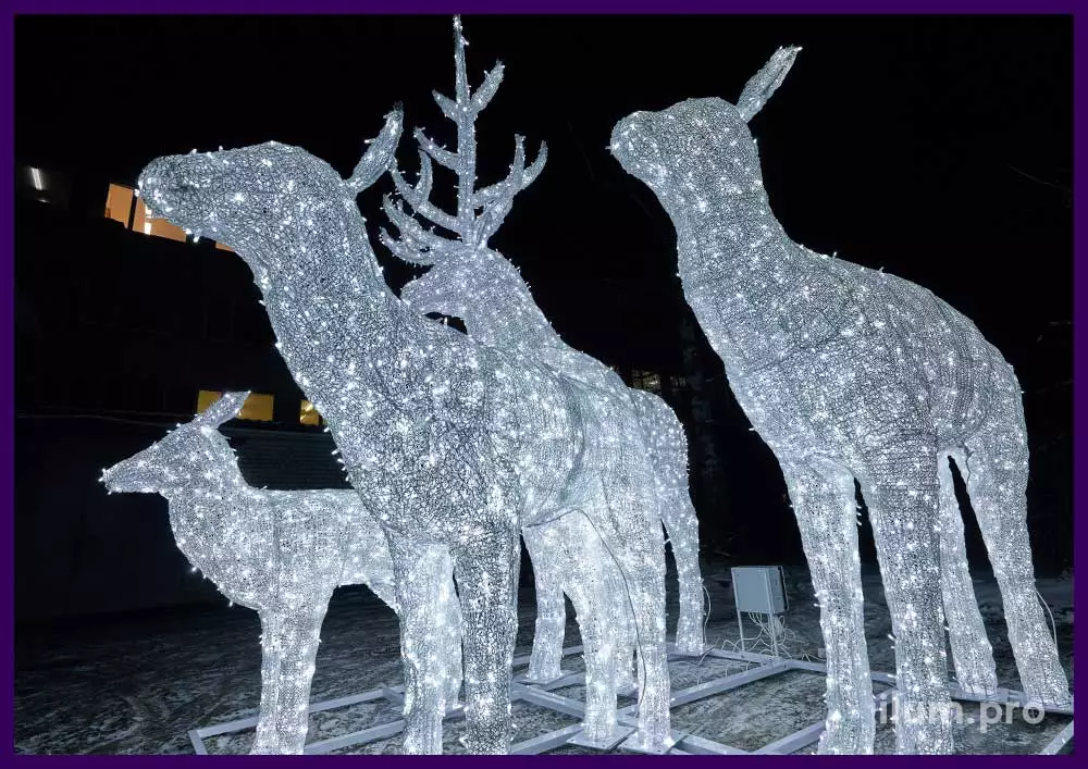 Фигуры светящиеся с гирляндами в форме белых оленей с сеткой ПВХ - крупные новогодние декорации