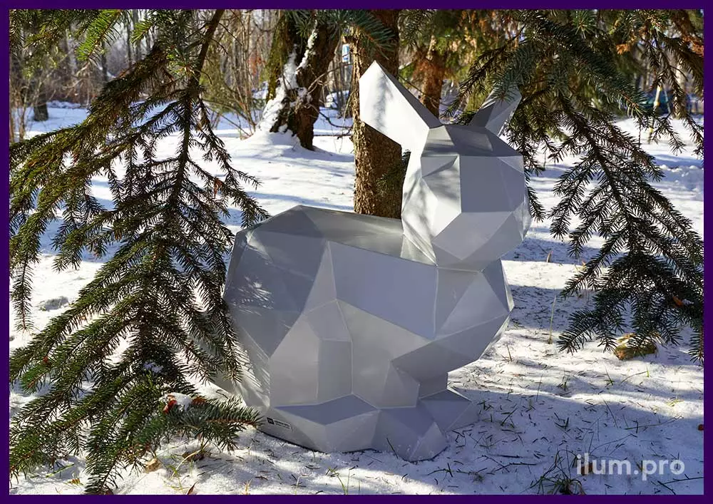 Зайцы полигональные в парке на снегу - уличные арт-объекты для украшения ландшафта