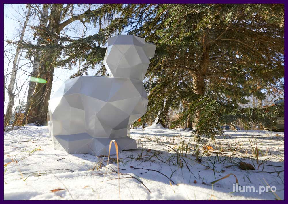 Украшение ландшафта металлическими скульптурами зайцев с бело-алюминиевой краской, полигональные арт-объекты