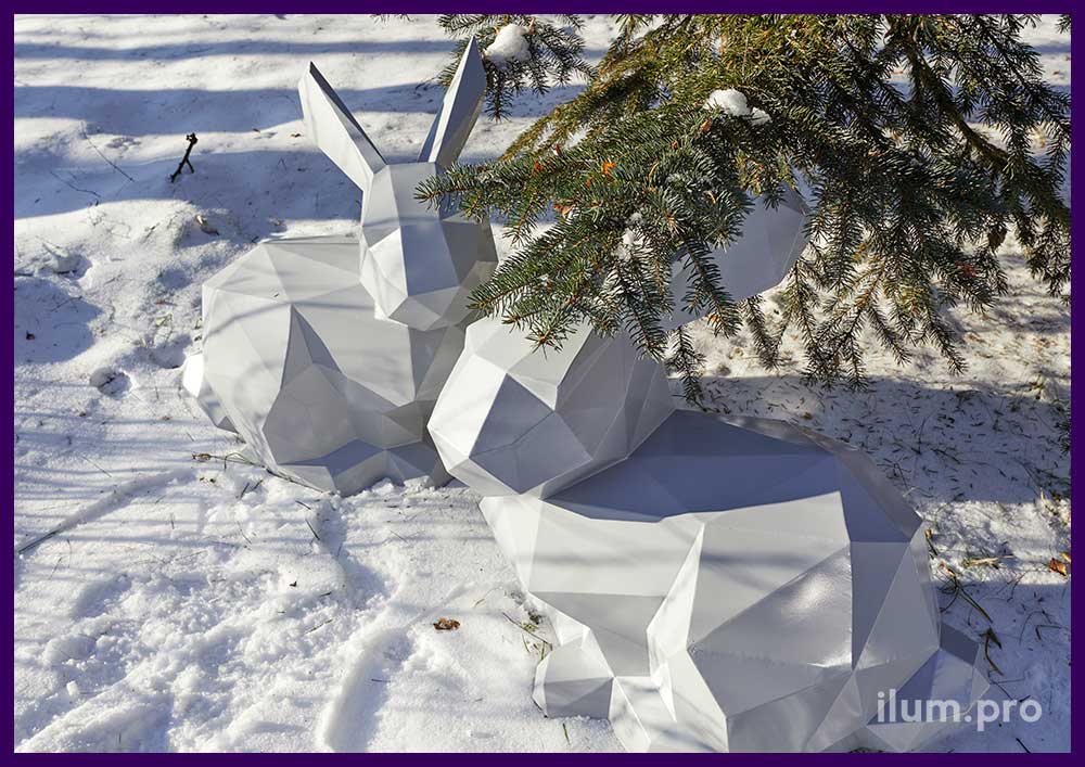 Зайцы из крашеной стали, полигональные арт-объекты на снегу, зимой