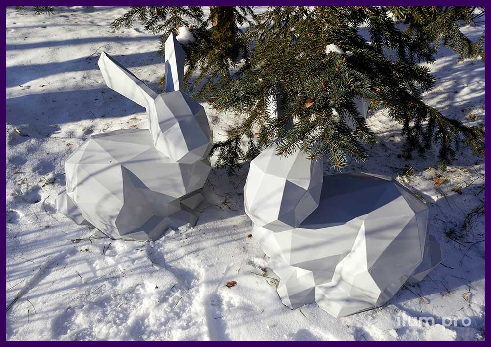 Серебристые зайцы в полигональном стиле - скульптуры животных для украшения территории на праздники