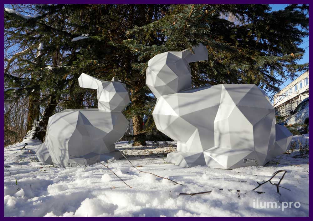 Зайцы из крашеной стали в полигональном стиле - скульптуры для украшения территории парка зимой и летом