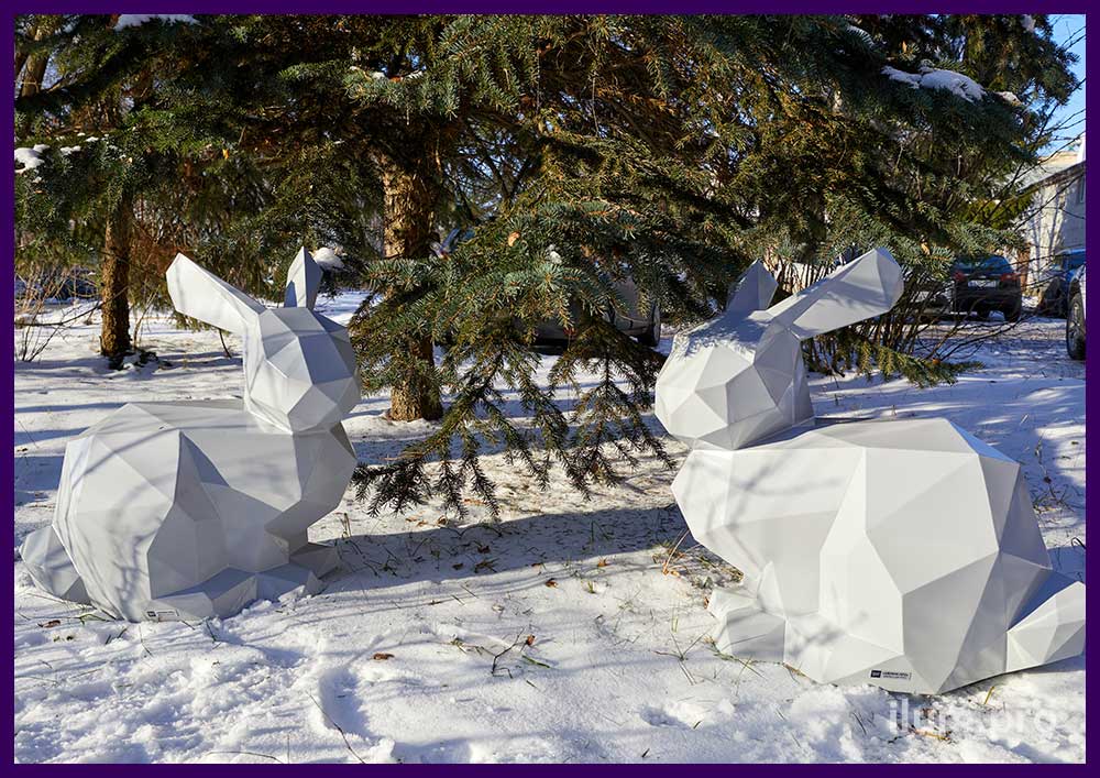 Фотозона в городском парке - полигональные скульптуры зайцев на Новый год из крашеной стали