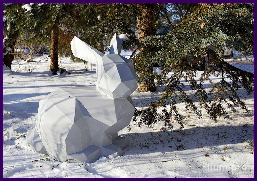 Серебристые кролики в полигональном стиле - новогодние арт-объекты из крашеной стали в парке