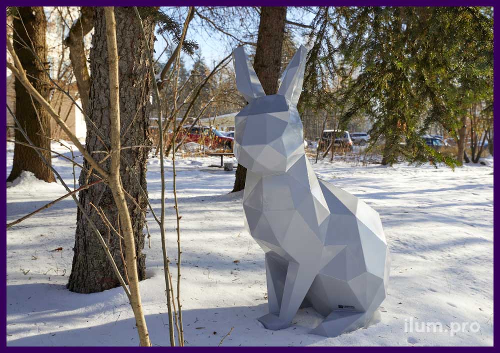 Зайцы из крашеной стали в городском парке - объёмные, полигональные скульптуры с защитой от коррозии