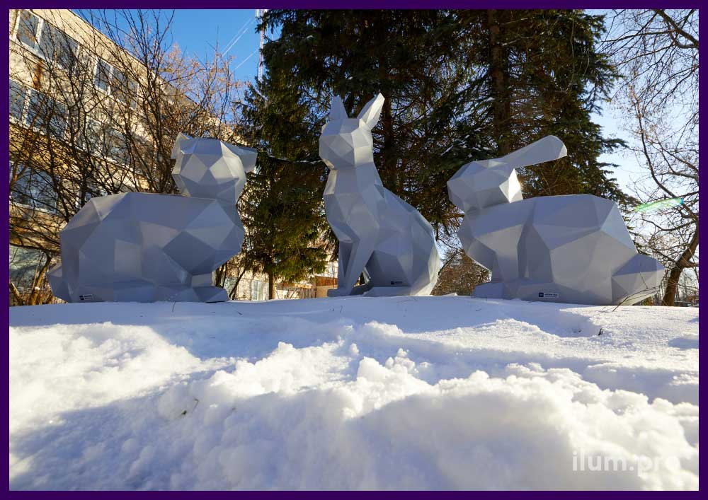 Уличные полигональные скульптуры зайцев для украшения ландшафта в парке