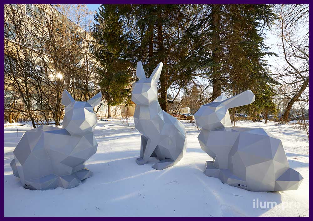 Полигональные скульптуры для парков и скверов с порошковым окрашиванием - серебристые зайцы