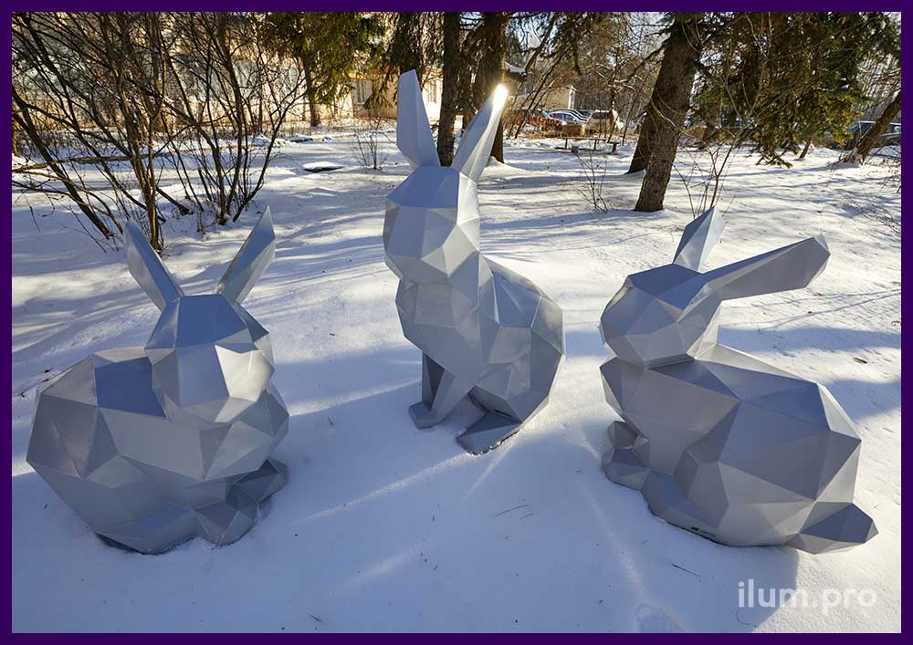 Серебристые зайцы в парке на Новый год - полигональные скульптуры для парков и скверов