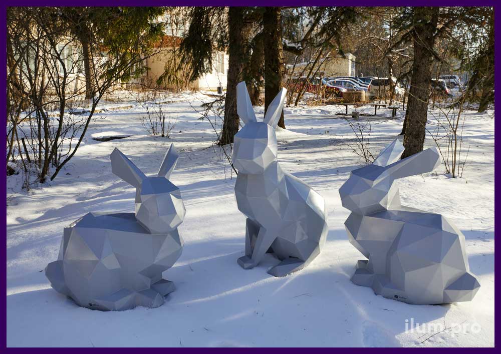 Зайцы из стали - полигональные арт-объекты в зимнем парке