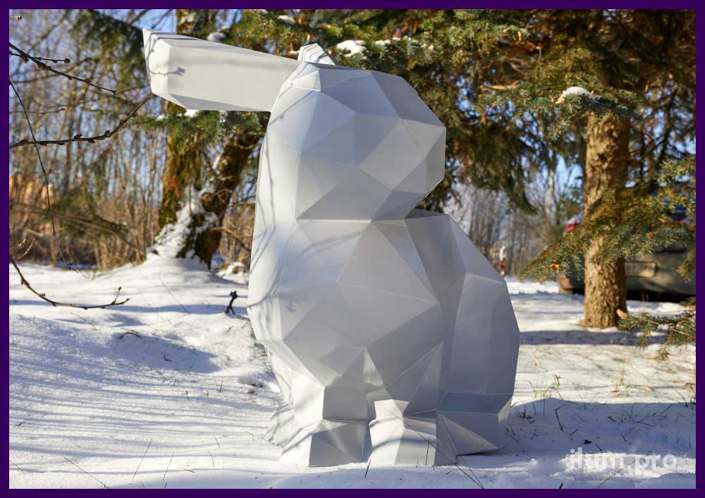 Зайцы полигональные - крашеные скульптуры в парке, благоустройство территории на праздники