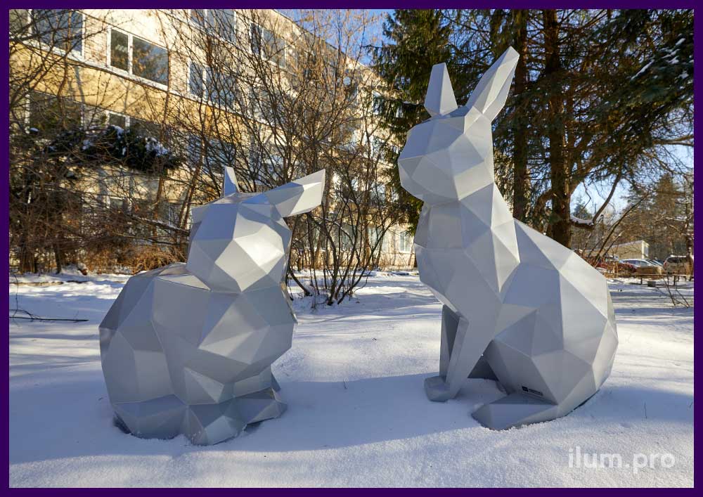 Серебристые зайцы в полигональном стиле - металлические арт-объекты на Новый год