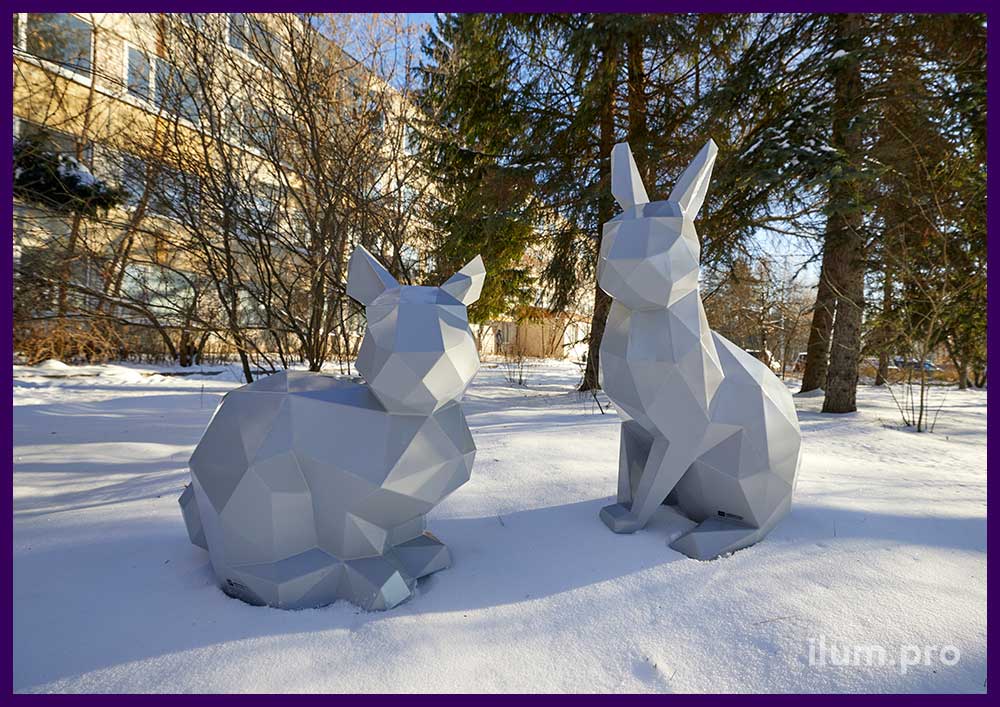 Металлические ландшафтные скульптуры кроликов в полигональном стиле - символ 2023 года