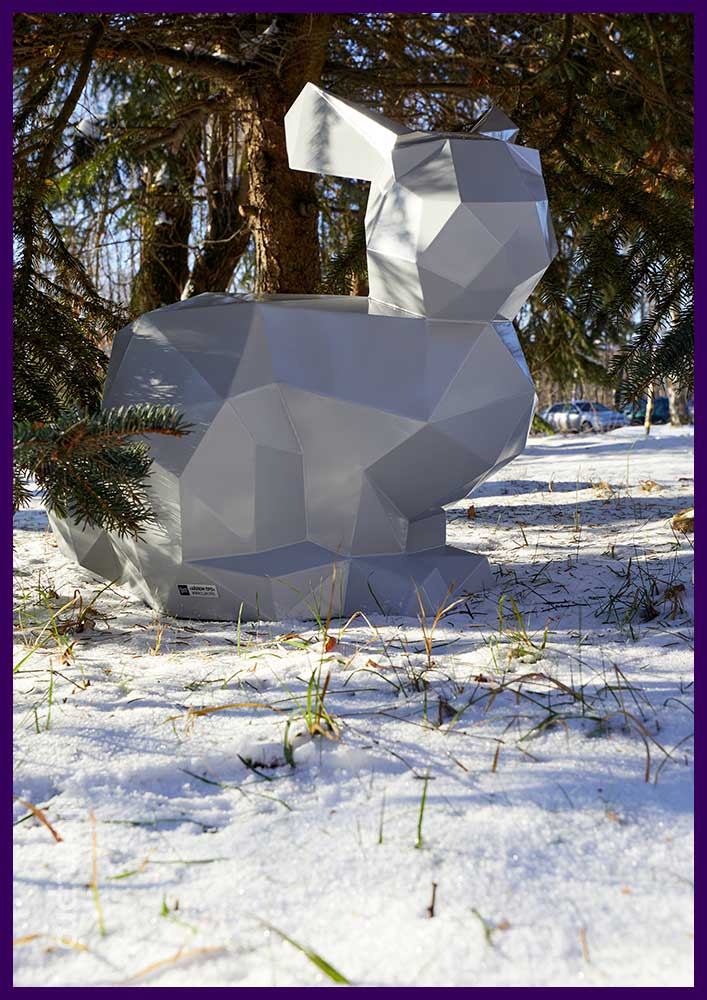 Фигура полигональная с серебристой поверхностью из крашеной стали в форме кролика