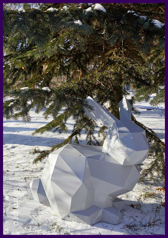 Объёмные скульптуры из крашеной стали в полигональном стиле - зайцы новогодние