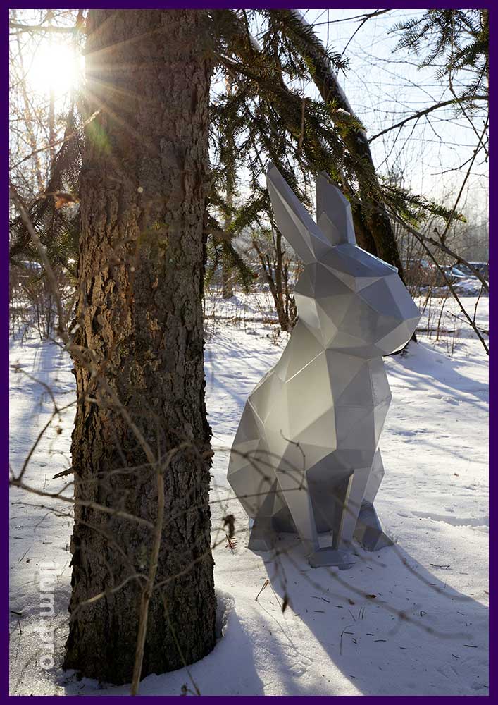 Серый заяц в полигональном стиле - фотозона с глянцевой садово-парковой скульптурой в парке