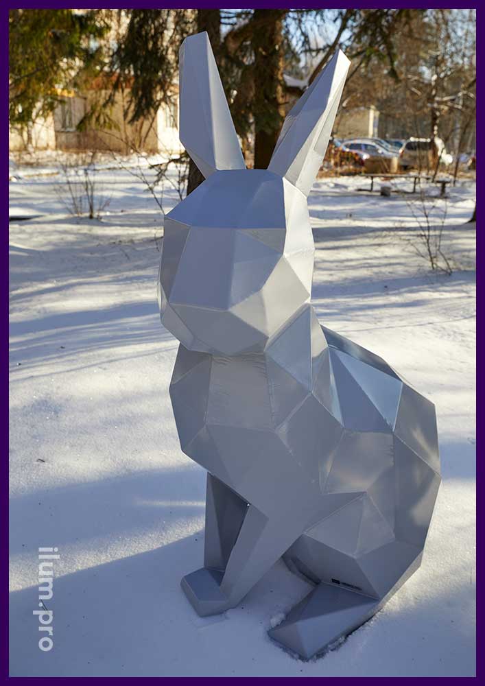 Металлическая скульптура зайца из крашеной стали серого цвета