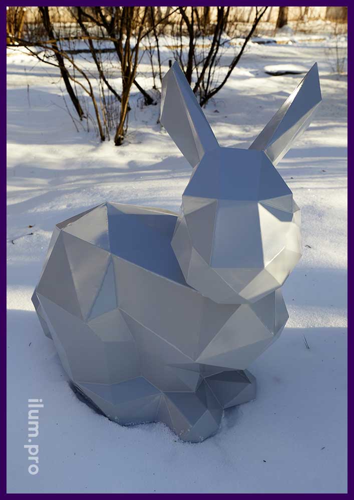 Фигура металлического, полигонального зайца в городском парке, зимние украшения для ландшафта
