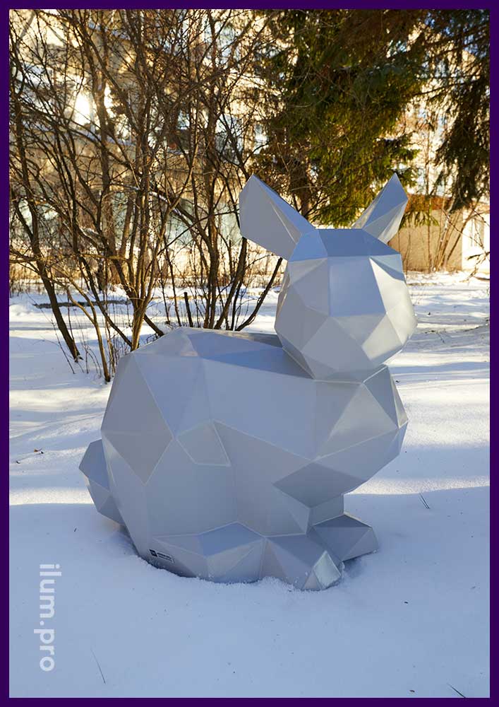 Полигональные, объёмные скульптуры в парке - серебристые зайцы с краской RAL 9006