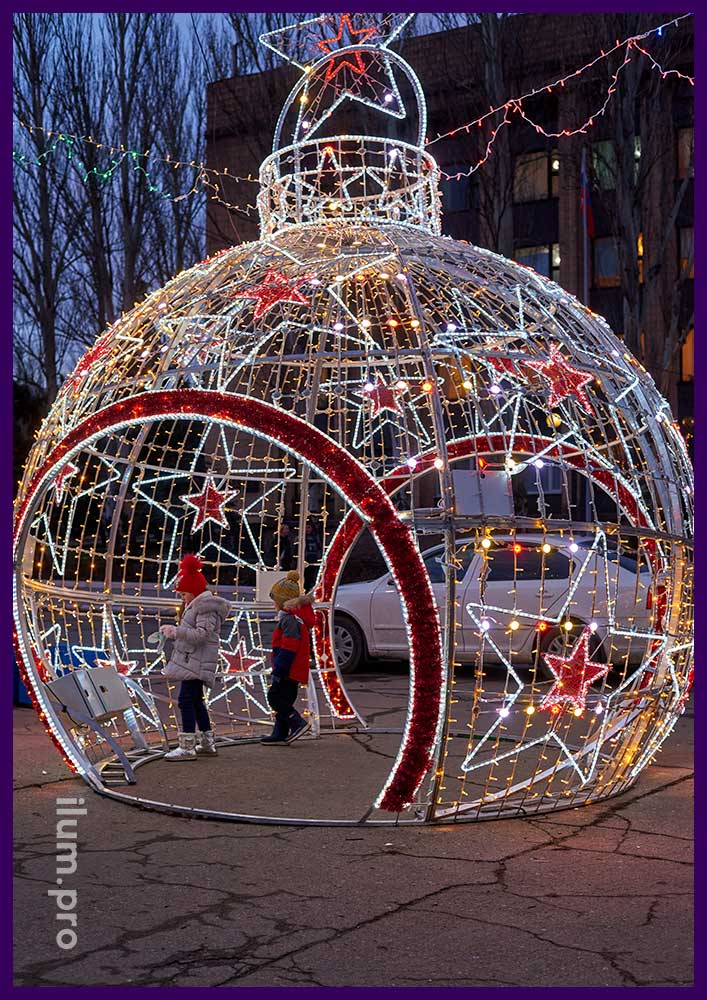 Украшение города Торез на Новый год светодиодным шаром с аркой и звёздами из модулей RGB