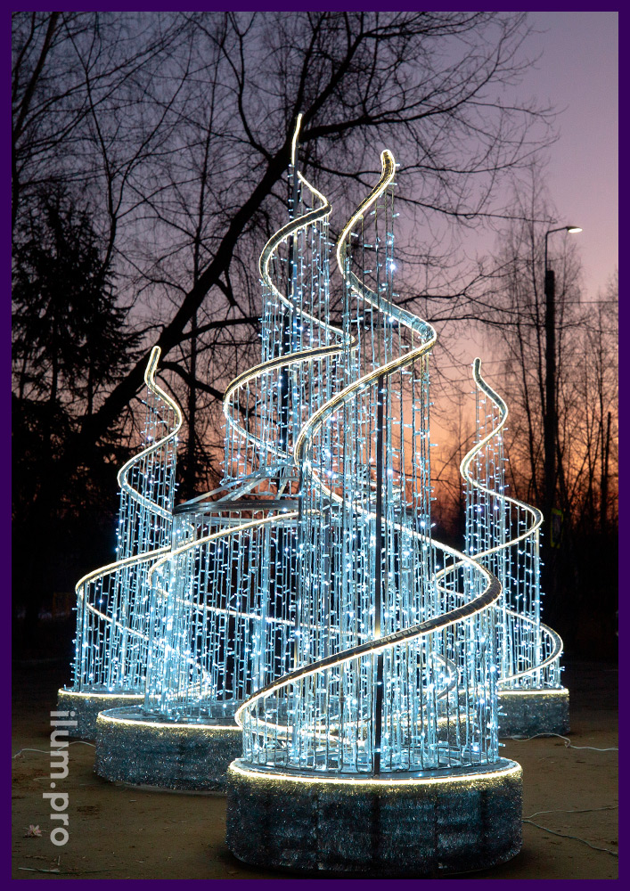 Украшение территории к Новому году светодиодными фонтанами с мишурой и гирляндами