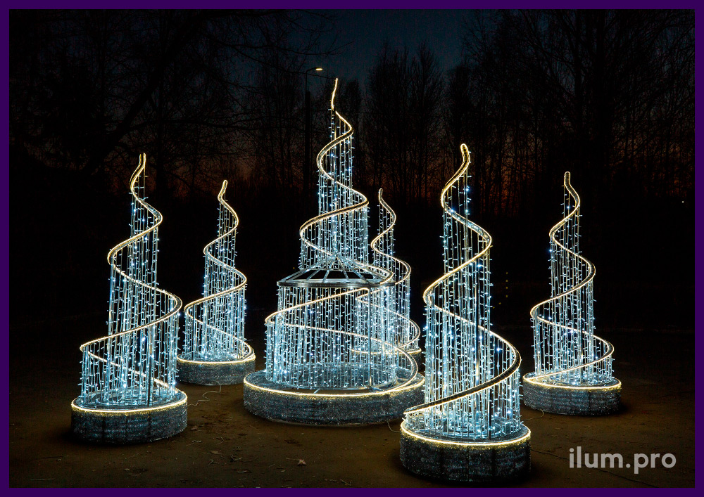 Фонтан в виде спирали с гирляндами и светодиодным дюралайтом на Новый год