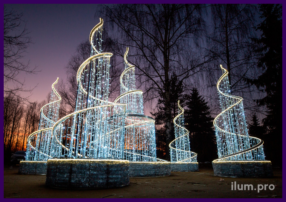 Новогодние световые фонтаны в форме спиралей из гирлянд и дюралайта