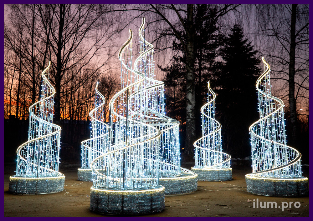Новогодние световые фигуры в форме спиралей с мишурой, дюралайтом и гирляндами