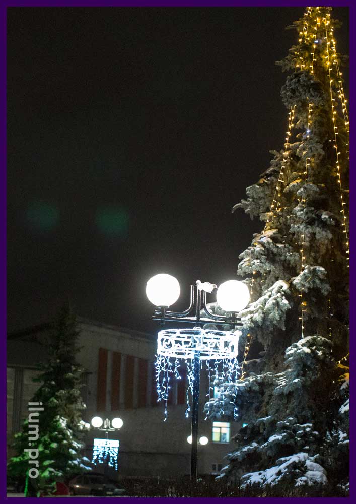 Украшение фонарей на площади световыми консолями с гирляндами и дюралайтом