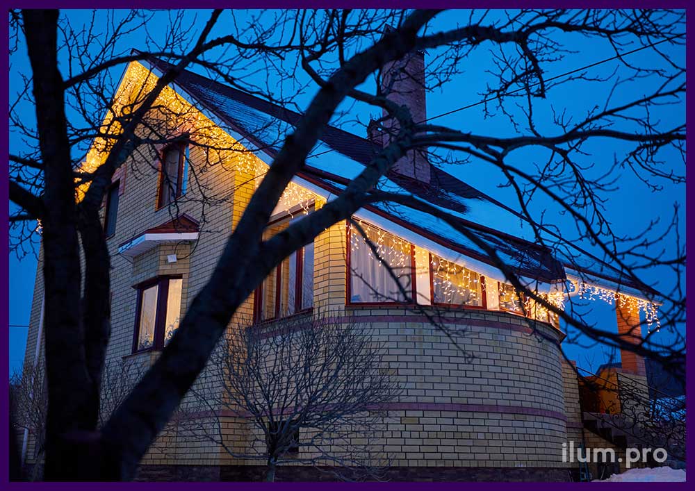 Бахрома уличная светодиодная для украшения крыши частного дома на Новый год