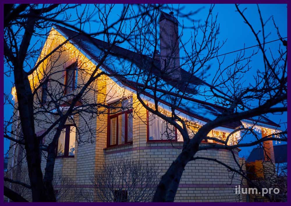 Подсветка дома во Владимирской области тёпло-белой бахромой размером 3х0,9 м