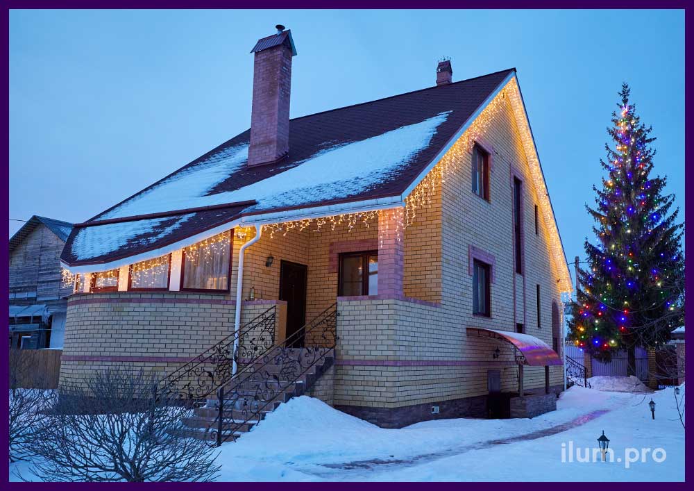 Дом с тёпло-белыми гирляндами с эффектом мерцания по контурам крыши и козырька