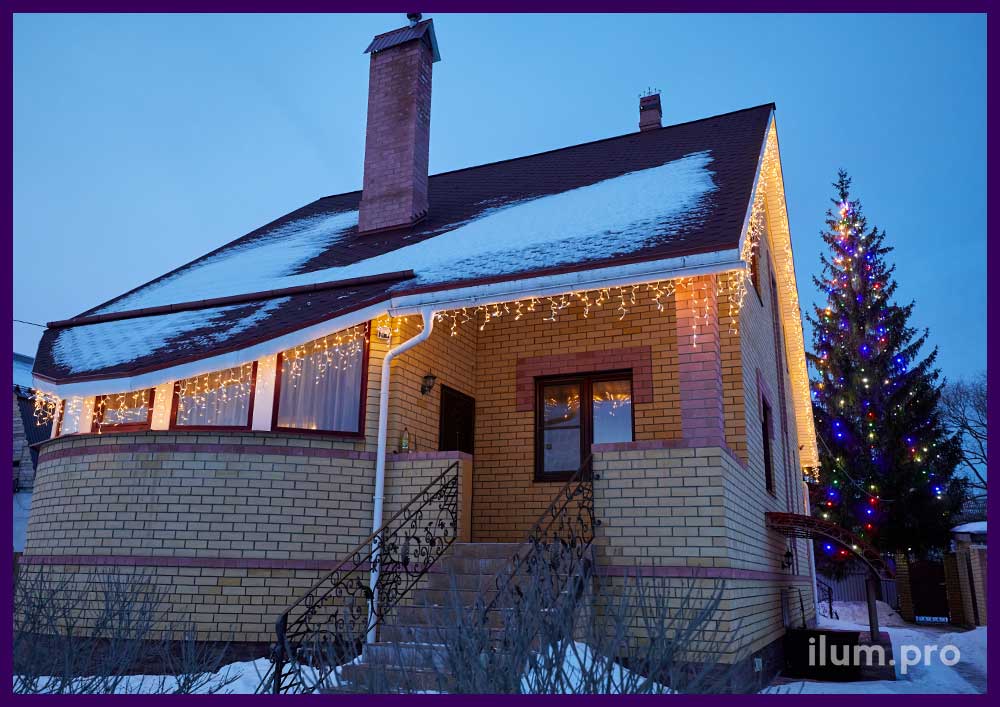 Украшение крыши дома светодиодной гирляндой бахрома и подсветка ёлки белтлайтом