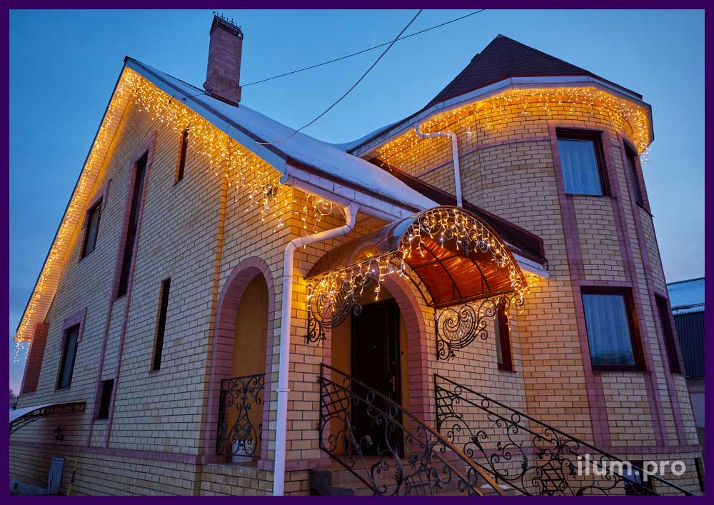 Новогоднее украшение двухэтажного дома тёпло-белой гирляндой бахрома с защитой IP65