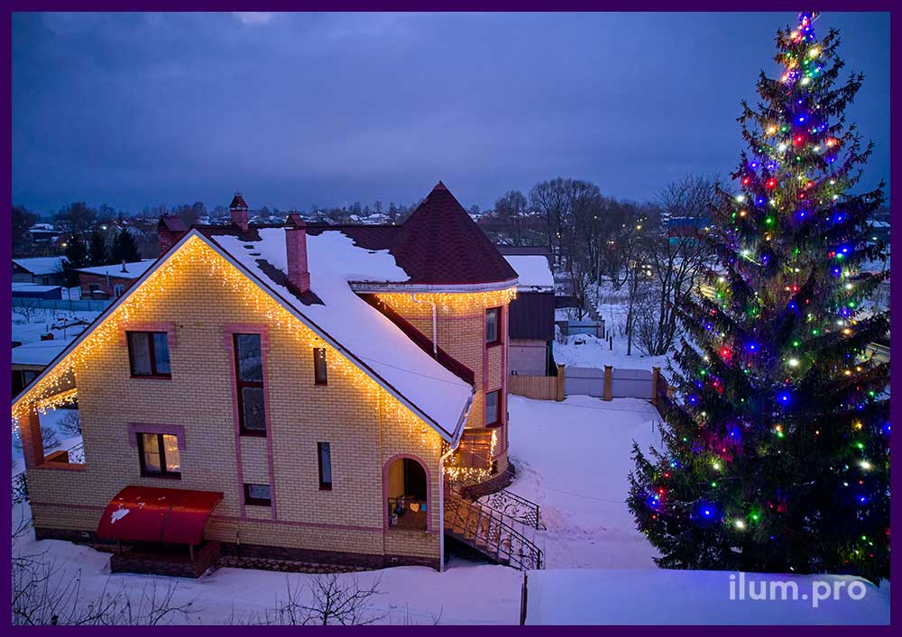 Светодиодная подсветка крыши частного дома тёпло-белыми гирляндами и украшение ёлки во дворе