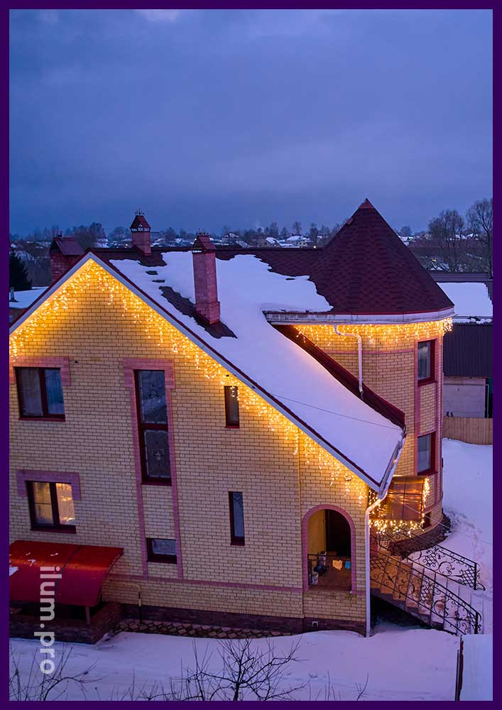 Новогодняя иллюминация с защитой от осадков на крыше дома и деревьях