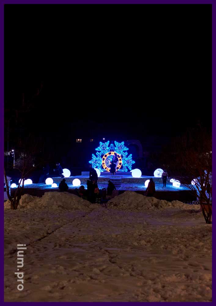 Фотозона уличная в форме снежинки с часами из дюралайта и светодиодных гирлянд