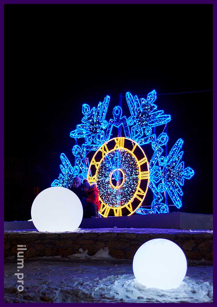 Фотозона в виде часов со снежинкой из дюралайта и гирлянд - новогодняя иллюминация в Копейске