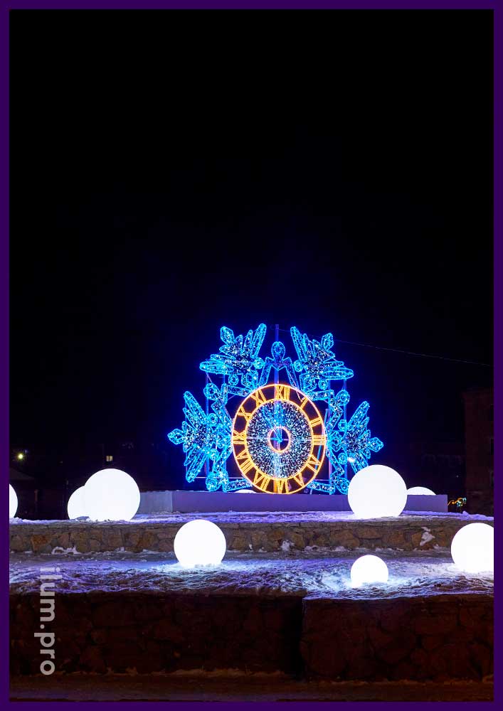 Разноцветная фотозона с иллюминацией и блёстками в форме большой снежинки с новогодним циферблатом часов