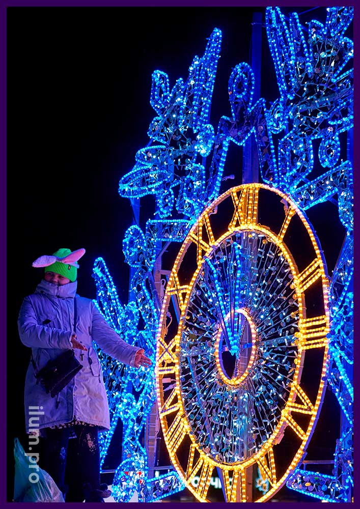 Украшение Копейска к Новому году светодиодными фигурами с гирляндами и дюралайтом - часы-снежинка