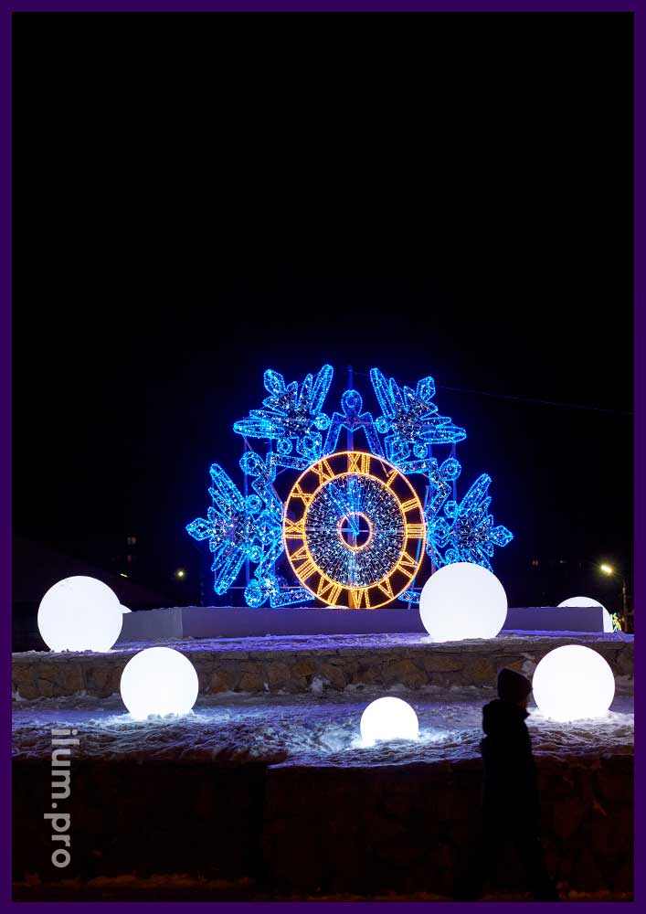 Новогодние часы со снежинкой в Копейске - украшение сквера на проспекте Победы к праздникам