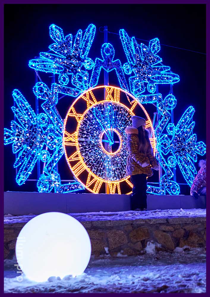 Синяя снежинка с тёплыми часами из дюралайта и светодиодных гирлянд на каркасе из алюминиевого профиля