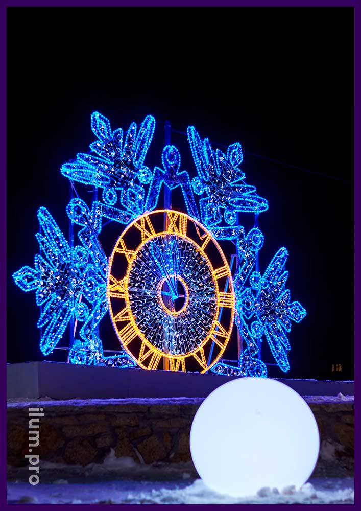 Новогодняя фотозона в форме большой снежинки с циферблатом из гирлянд, блёсток и нержавеющего каркаса