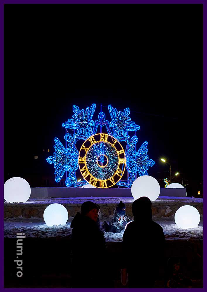 Разноцветная фотозона с подсветкой гирляндами и дюралайтом в форме светящихся часов и снежинки