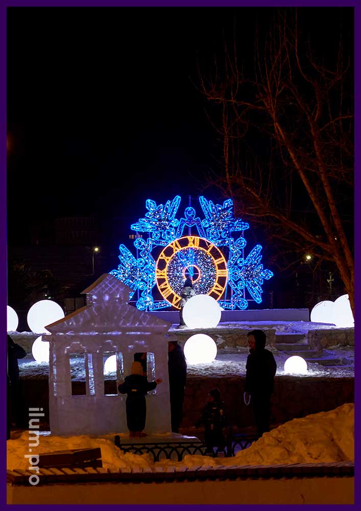 Уличная фотозона в форме снежинки с иллюминацией для украшения сквера в Копейске на Новый год